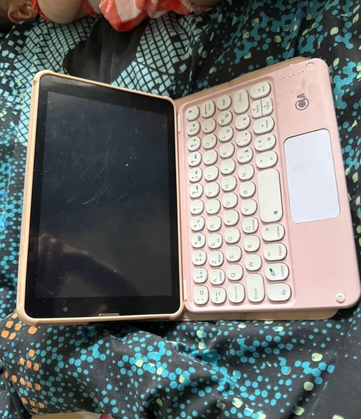 Tablette avec clavier rose