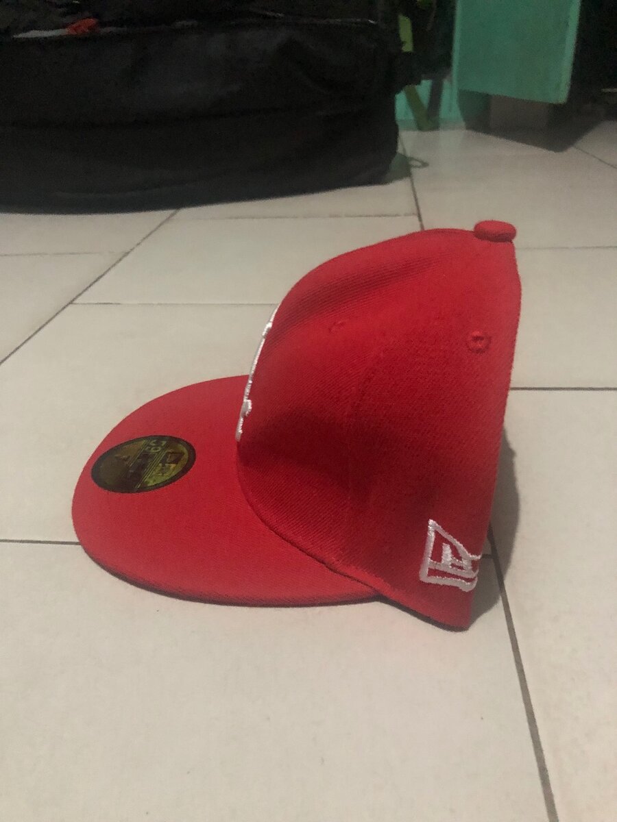 Casquette rouge style urbain