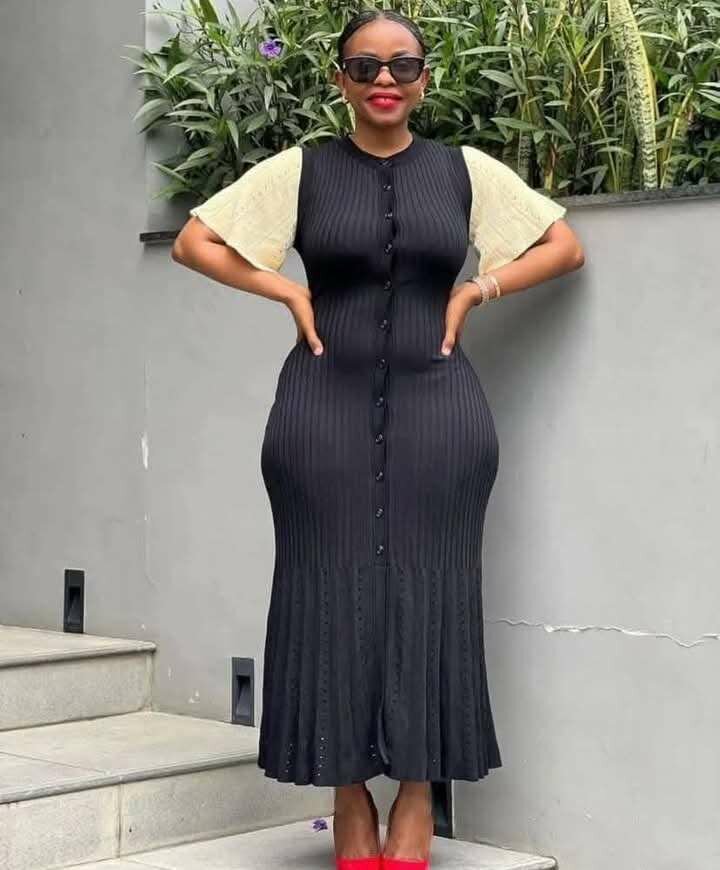 Robe élégante noire à manches courtes