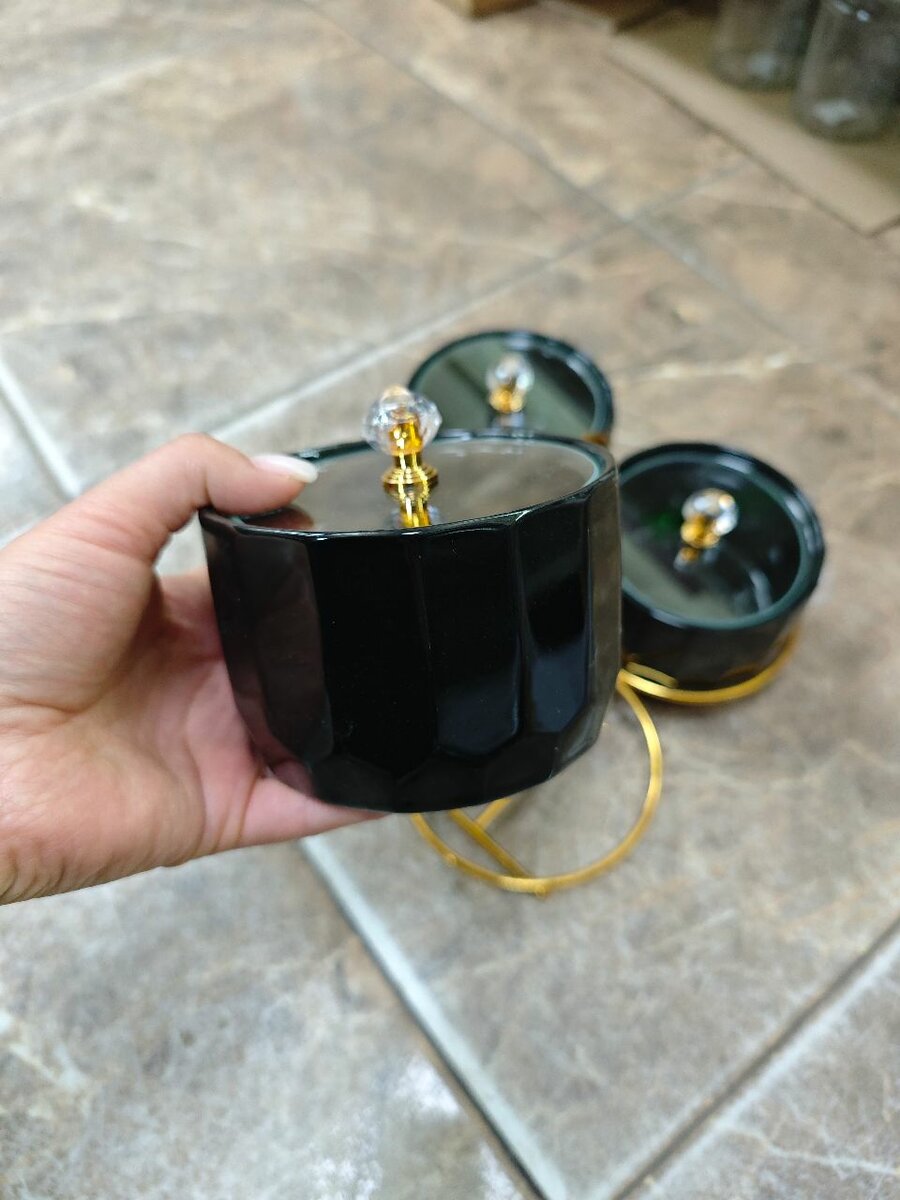 Менежница на подставке с крышкой