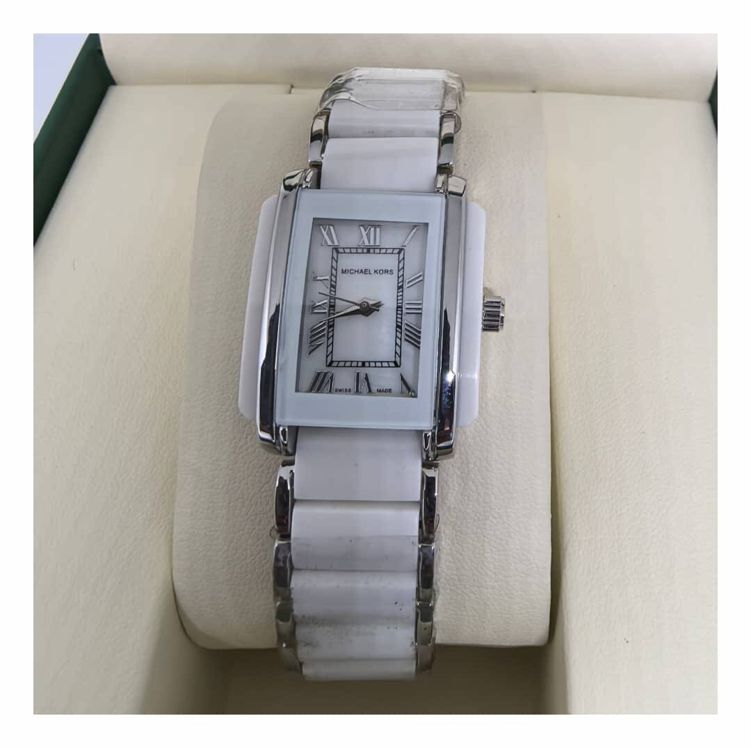 Montre élégante en céramique