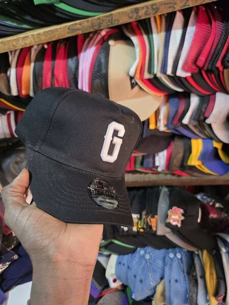 Casquette noire avec G