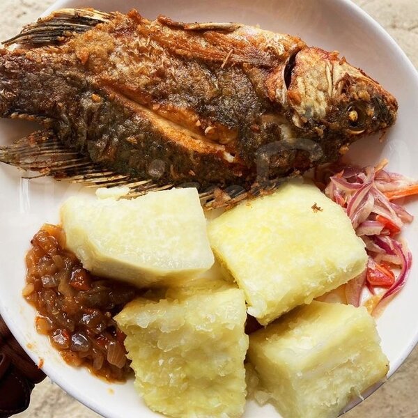Poisson frit avec manioc