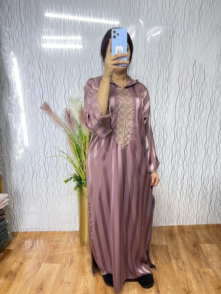 Robe longue en satin rayé