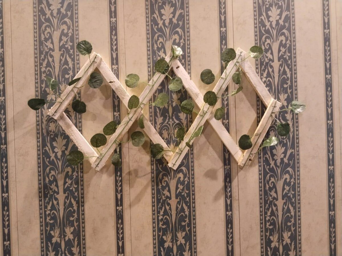 Small fance with artificial bail