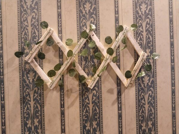 Small fance with artificial bail