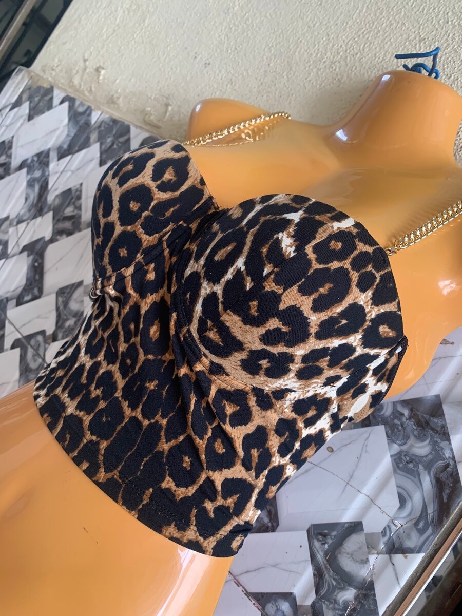 Top léopard avec bretelles chaînes