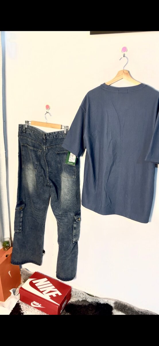 T-shirt bleu oversize et jeans cargo