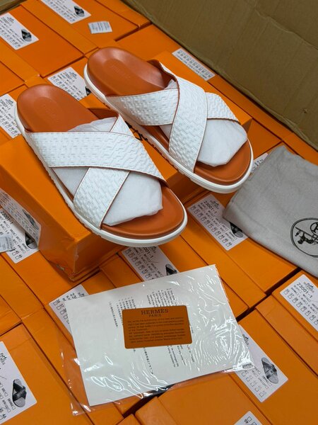 Sandales plates en cuir blanc