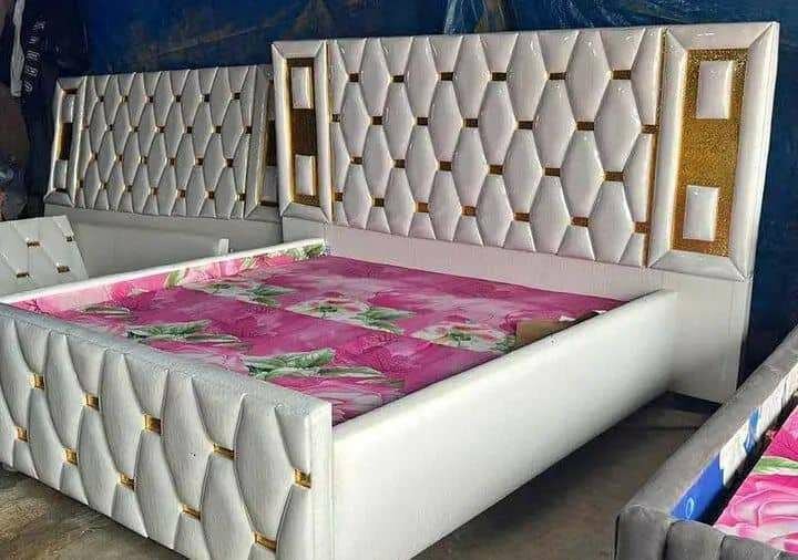 Lit double moderne avec tête de lit