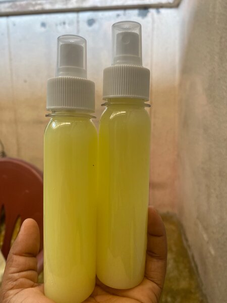 Spray hydratant pour cheveux bouclés