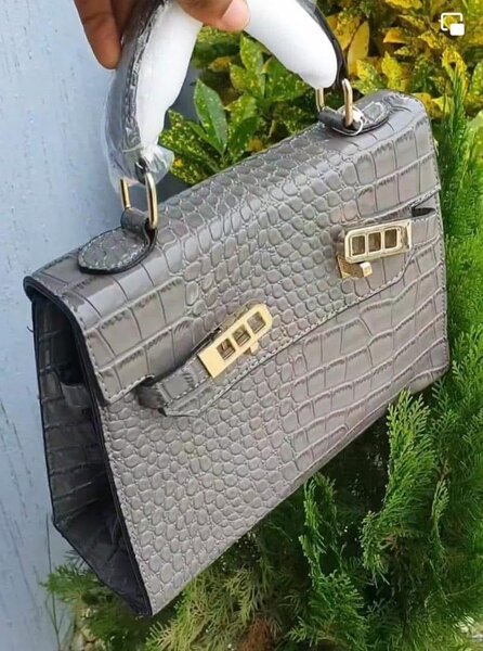 Sac à main en cuir croco élégant