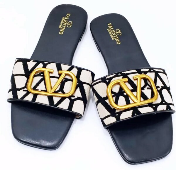 Black sandals with buckle