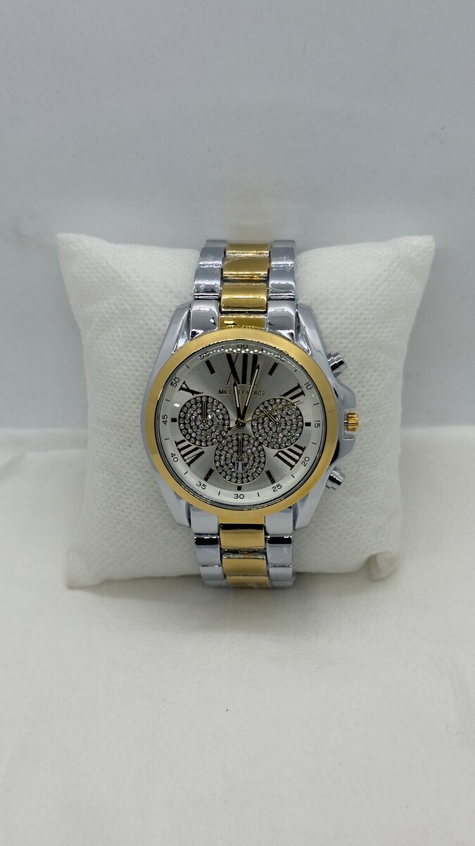 Montre élégante dorée et argentée