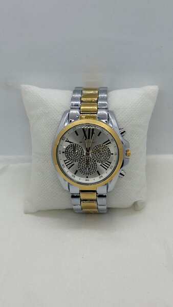 Montre élégante dorée et argentée