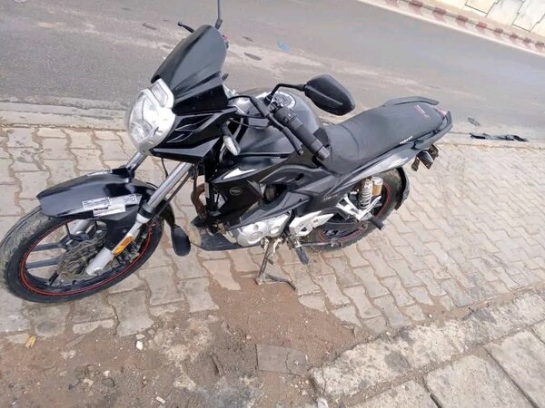 Moto urbaine sportive noire
