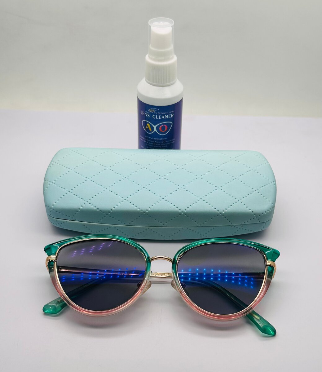 Lunettes de soleil avec étui et nettoyant