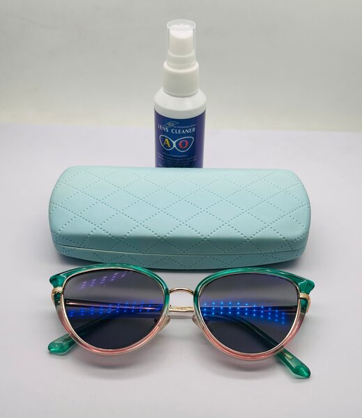 Lunettes de soleil avec étui et nettoyant