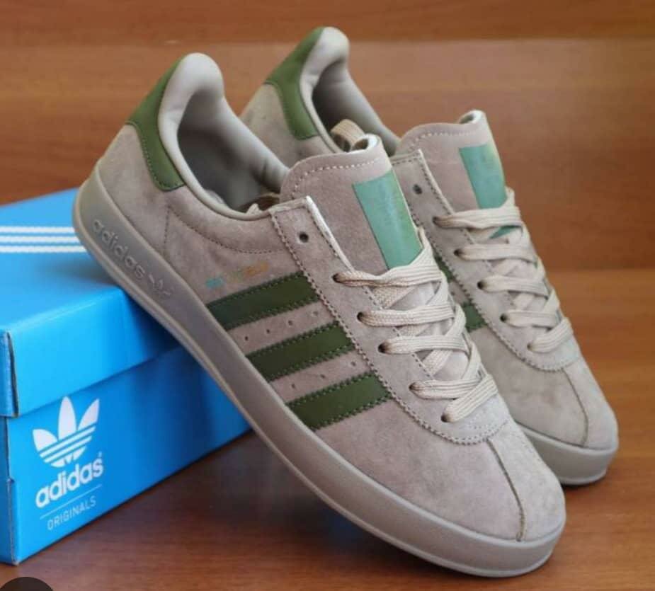 Sneakers en daim vert et beige