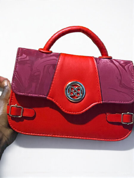 Sac à main en cuir rouge