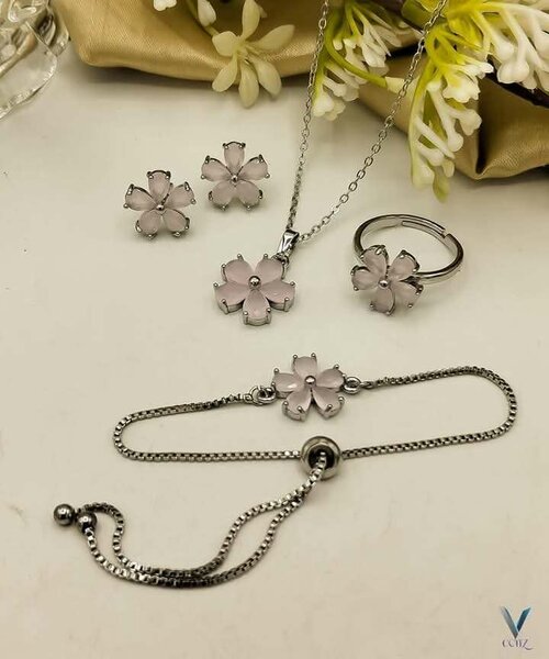 Zircon pendant set