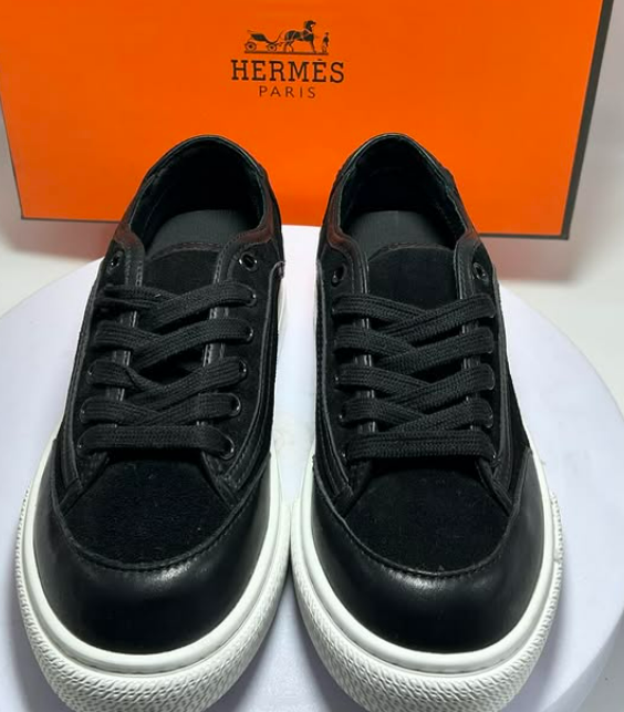 Эти кеды от Hermes-воплощение роскоши непринужденного стиля. Идеальный выбор для тех, кто ценит комфорт и статусные аксессуары. 👍🏻