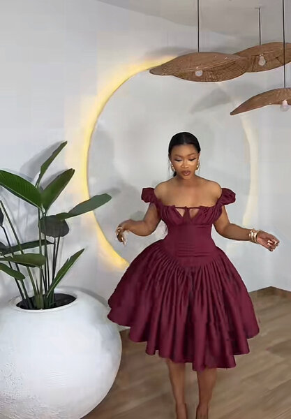 Robe Bordeaux Évasée Élégante