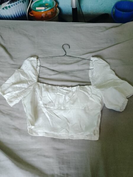Blouse blanche à manches bouffantes