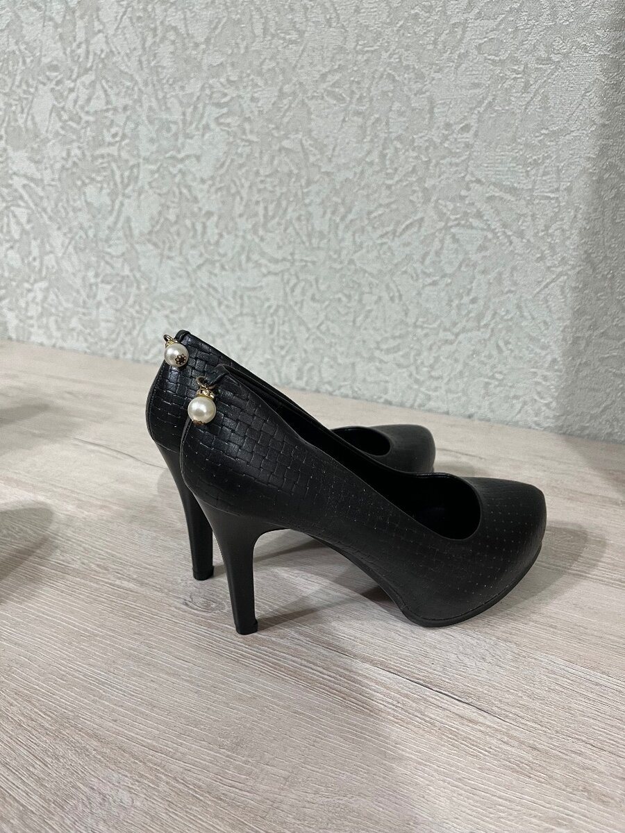 Черные новые туфли