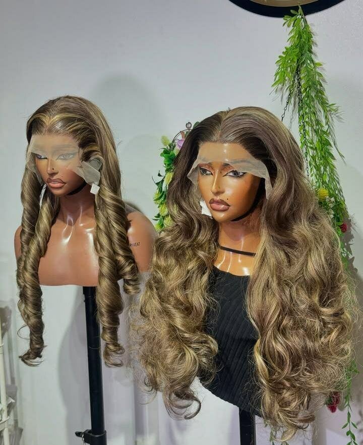 Perruque dentelle ondulée longue