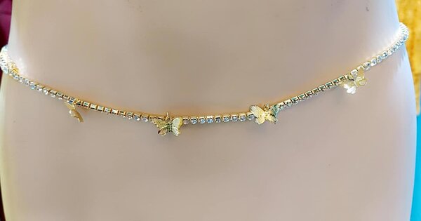 Chic chaîne au rein et au pieds avec des papillons