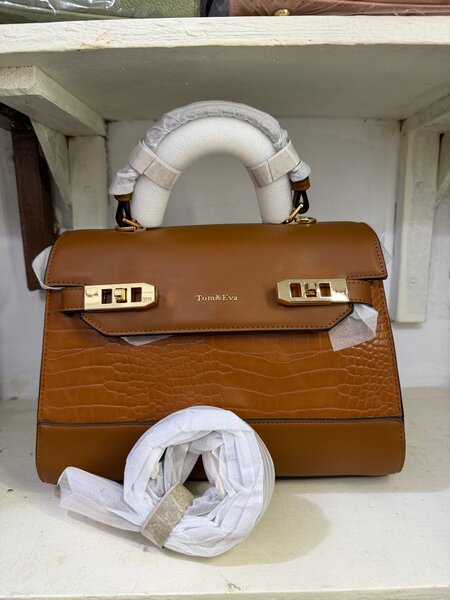 Sac à main Tom&eva en cuir noir ou marron