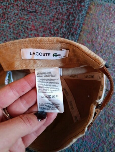 Casquette beige Lacoste élégante