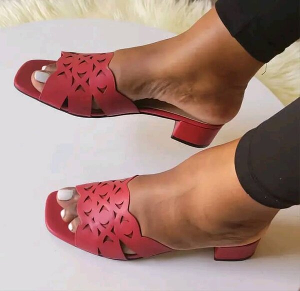 Sandales ouvertes en cuir découpé