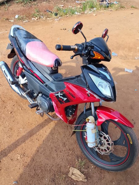 Moto sportive rouge élégante