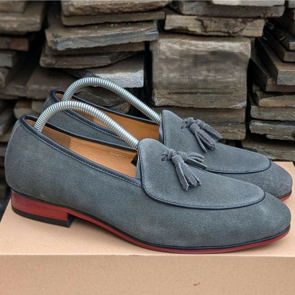 Mocassins gris avec pompon devant