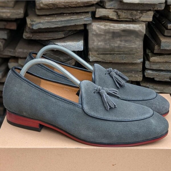 Mocassins gris avec pompon devant