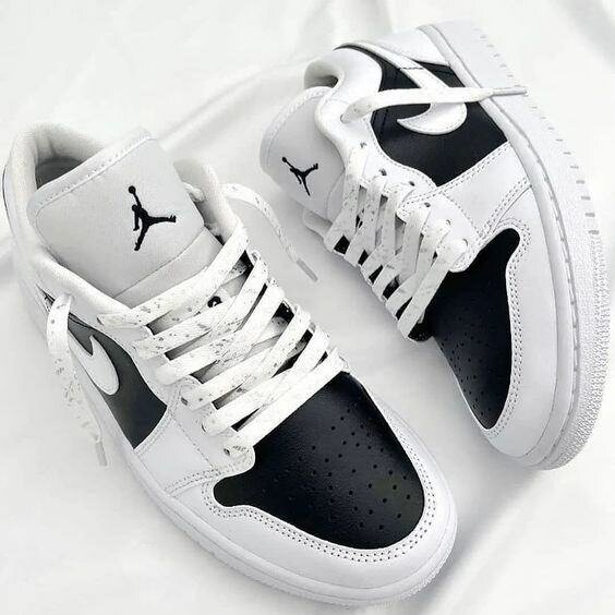 Baskets noires et blanches