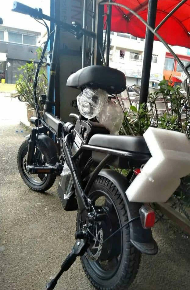 Vélo électrique pliant compact