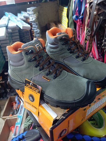 Chaussures de sécurité résistantes