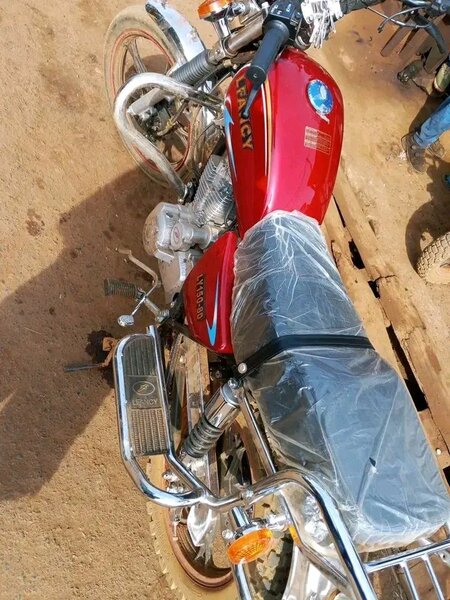 Moto classique rouge puissante