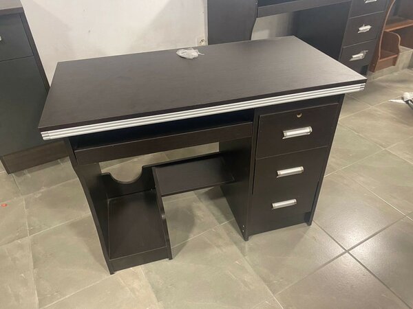Bureau contemporain avec tiroirs