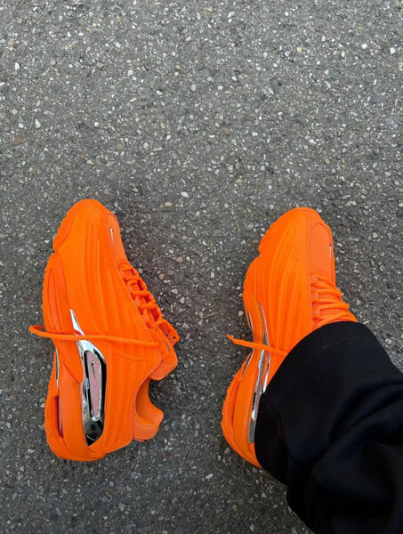 Baskets oranges modernes