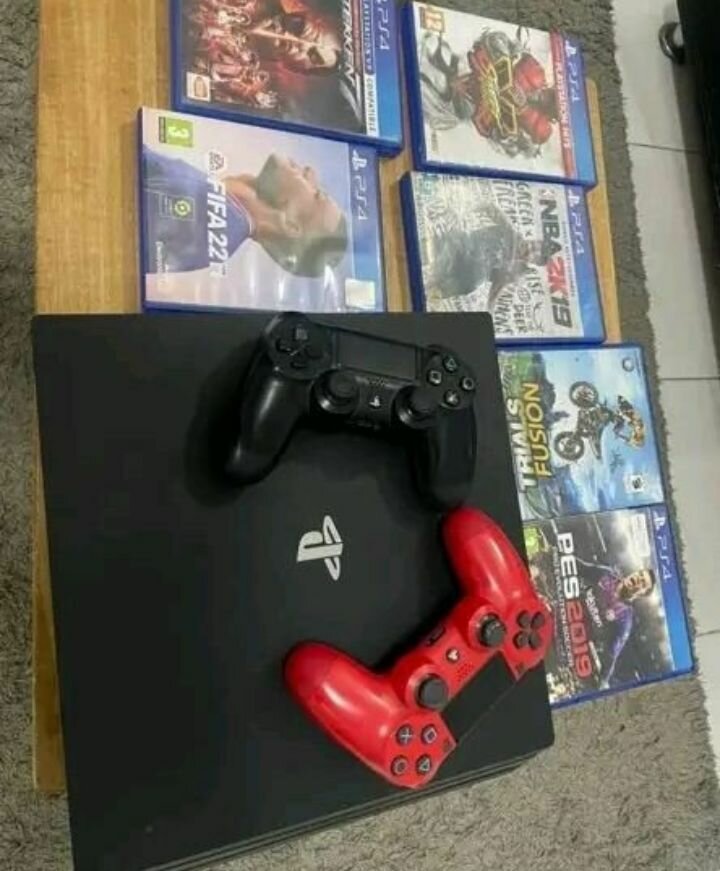 Console PS4 avec jeux et manette rouge