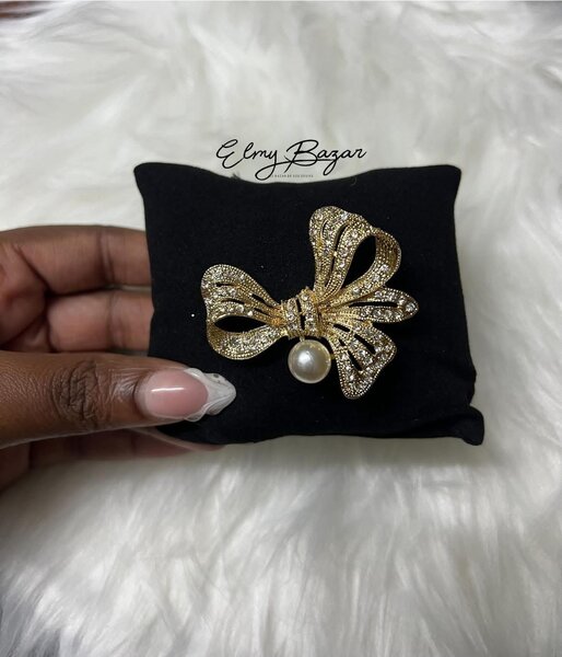 Broche élégante fleur et perle