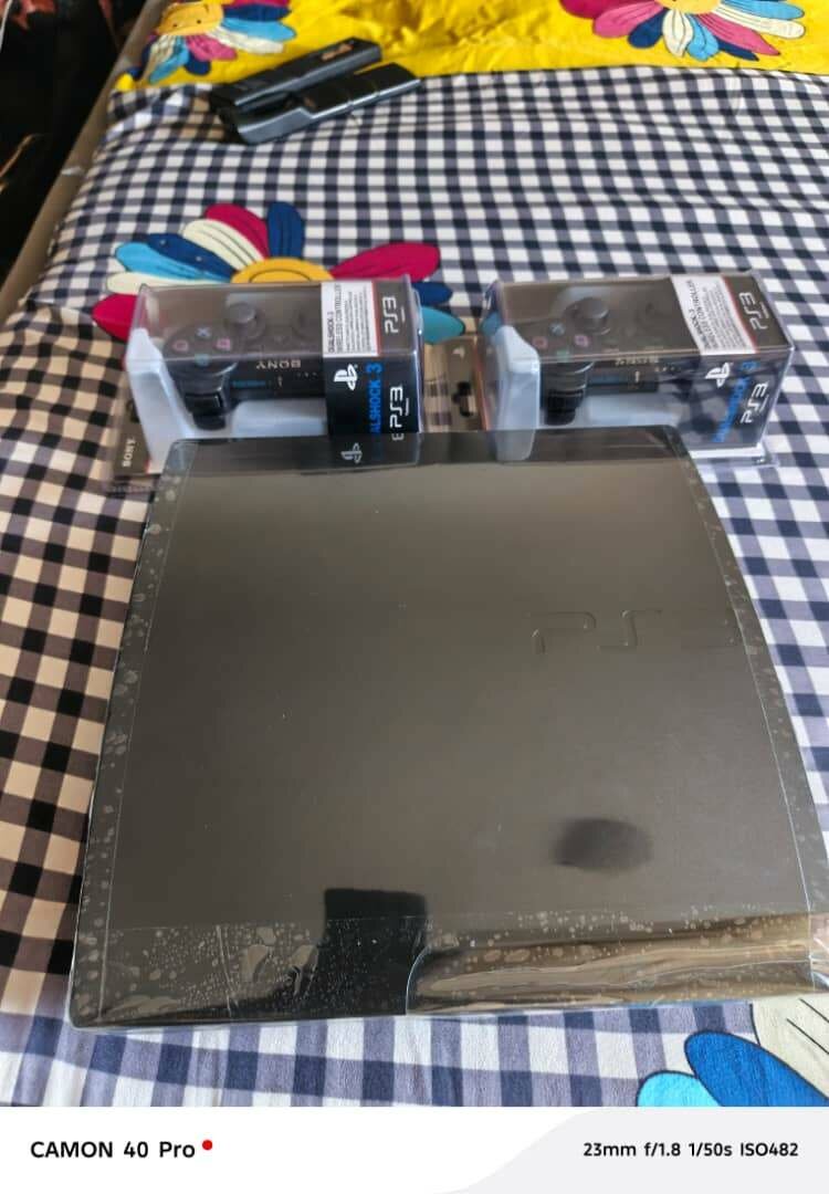 Console PS3 avec 2 manettes