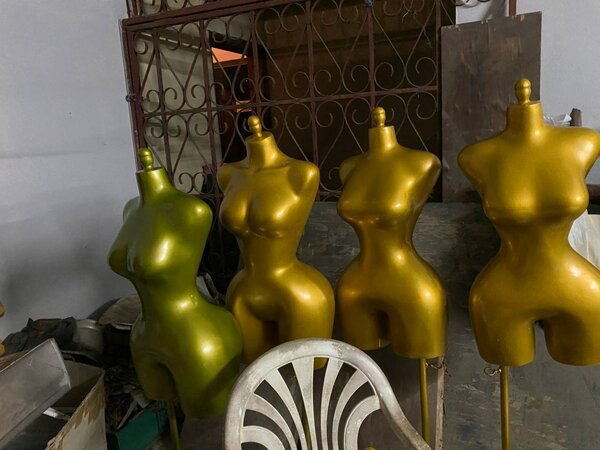 Mannequin doré sculptural