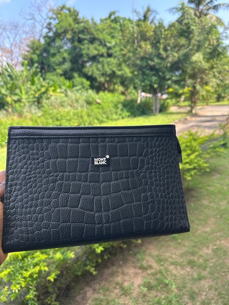 Pochette en cuir noir élégant