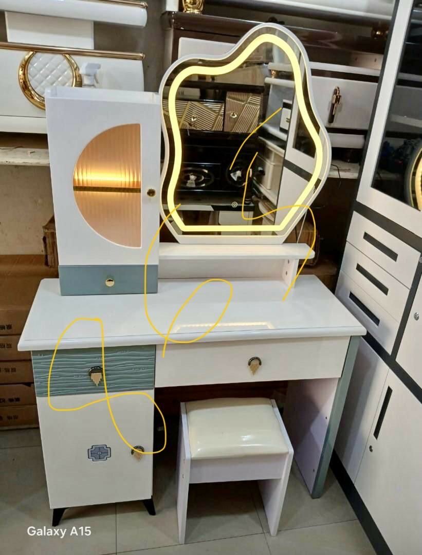 Foreign dressing mirror