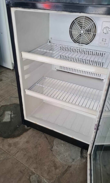 Mini réfrigérateur vitré compact